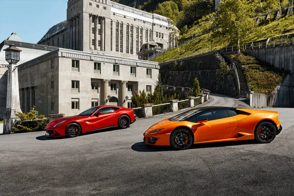 Rjukan Norge 2016 Gul Lamborghini Huracan Och Röd Ferrari F12 — Stockfoto