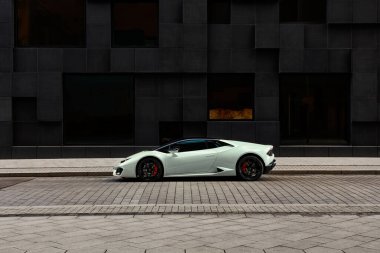 Oslo, Norveç, 03.06.2016: Lamborghini Huracan Wismargata Caddesi 'ndeki ofis binasının önünde