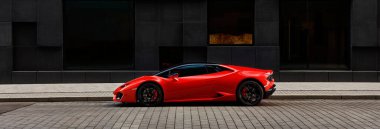 Oslo, Norveç, 03.06.2016: Lamborghini Huracan Wismargata Caddesi 'ndeki ofis binasının önünde