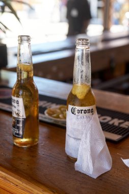Punta Cana / Dominik Cumhuriyeti - 10.24.2007: İçinde bir parça limon bulunan iki şişe Corona Extra bira Punta Cana plajı yakınlarındaki bir barda servis edildi