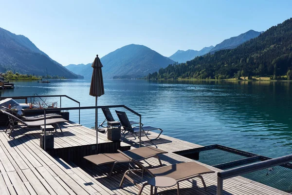 Hotelterrasse Mit Liegestühlen Ufer Eines Von Bergen Umgebenen Bergsees — Stockfoto