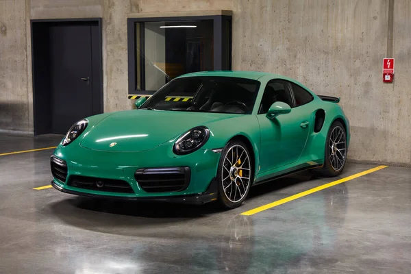 Varsavia Polonia 2018 Porsche Turbo Verde Parcheggiata Garage Sotterraneo Motore — Foto Stock