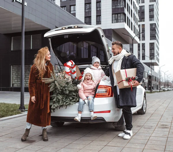 Świąteczne Zakupy Podczas Sprzedaży Szczęśliwa Rodzina Stoi Pobliżu Samochodu Dużą — Zdjęcie stockowe