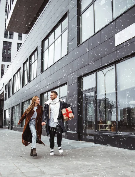 Szczęśliwy Śmiech Zima Młoda Para Spaceruje Ulicy Prezentami Świątecznymi Śnieżnej — Zdjęcie stockowe