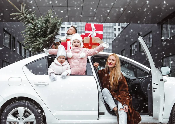 Boże Narodzenie Szczęśliwa Rodzina Świętowanie Rodzina Choinką Prezentami Dachu Samochodu — Zdjęcie stockowe