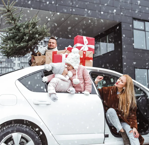 Świąteczne Uściski Pocałunki Śnieg Szczęśliwa Radosna Rodzina Darami Tata Choinką — Zdjęcie stockowe