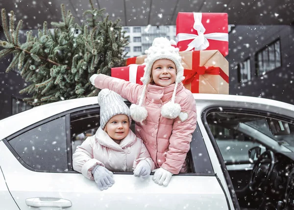 Świąteczne Zakupy Przygotowania Szczęśliwe Dzieci Korzystają Wielu Prezentów Choinki Dzieci — Zdjęcie stockowe