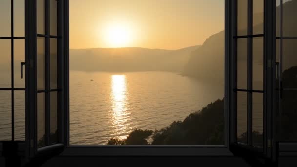 Auringonlasku muuttuu kuuksi meren yllä, ikkuna — kuvapankkivideo