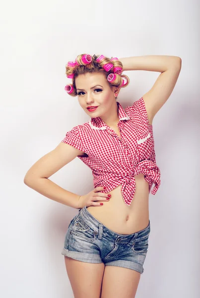 En flicka klädd i pin-up stil poserar i studio — Stockfoto