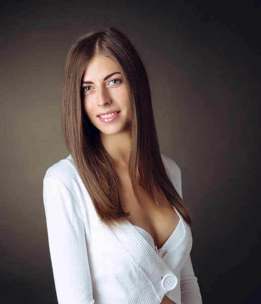 Schönes Porträt eines Mädchens mit langen Haaren — Stockfoto
