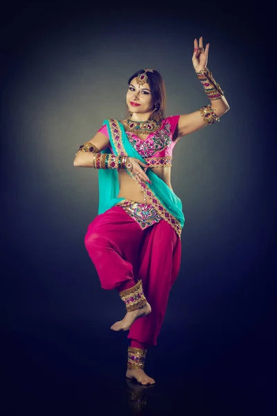 Танцующая женщина в индийском платье — стоковое фото