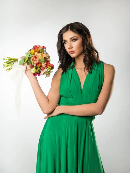 Menina com buquê de flores — Fotografia de Stock