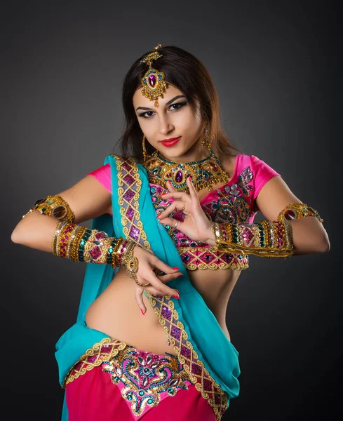 Индийская девушка в танцевальной позе — стоковое фото