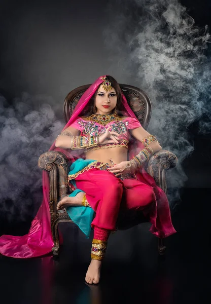 Индийская девушка на сари — стоковое фото