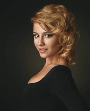 Bir genç, çekici sarışın kızın yüzü