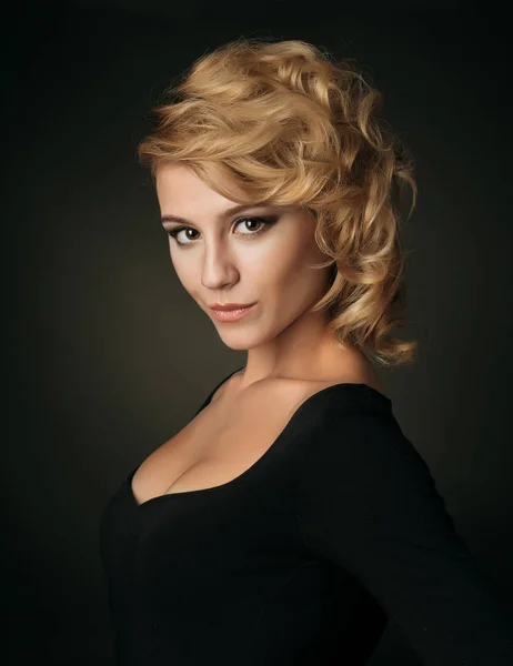 Portret młodej, pięknej blondynce — Zdjęcie stockowe