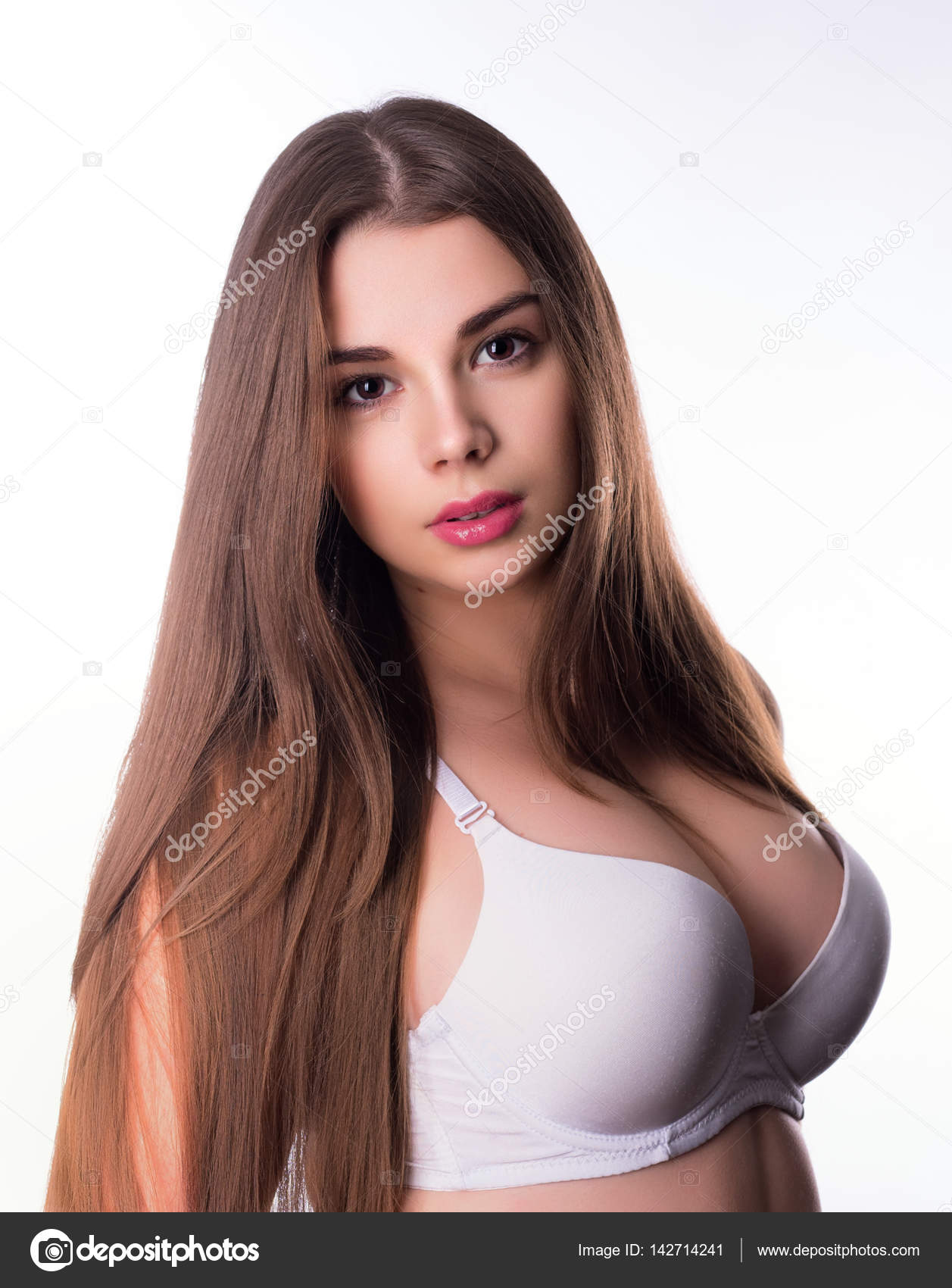 Үлкен сиськи брюнетка киген ақ топ Үлкен сиськи брюнетка киген ақ топ