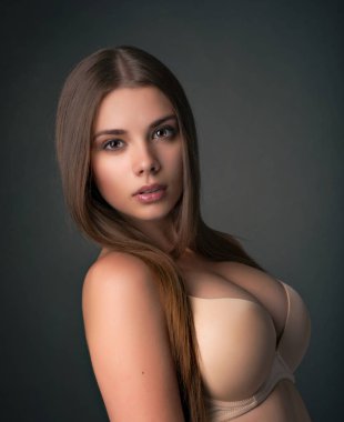  Poz stüdyo, iç çamaşırı, sütyen, sutyen iri göğüslü esmer,