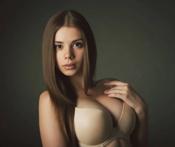 Gadis muda berpose dalam bra, potret , — Stok Foto