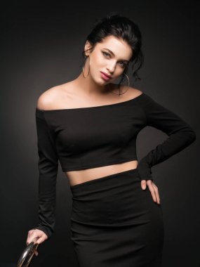 Esmer kız portre siyah arka plan üzerine. Güzellik tarzı