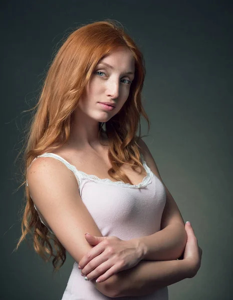 Menina de cabelos vermelhos posando sexualmente em um fundo preto — Fotografia de Stock