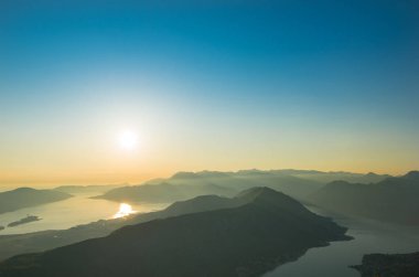 Bulutlar dağ ile manzara