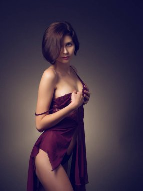 Kırmızı iç çamaşırı bir kız portresi