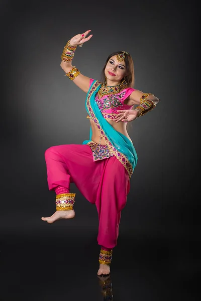 Menina indiana, princesa posando em dança — Fotografia de Stock