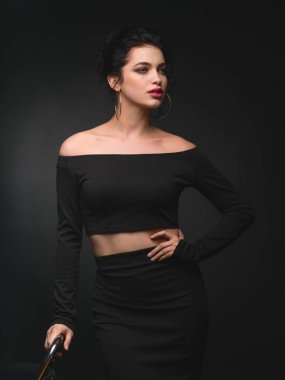 Güzel, esmer poz büyüleyici