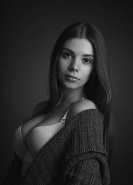 Bir sutyen poz iri göğüslü genç kız