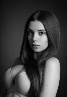 Bir sutyen poz iri göğüslü genç kız