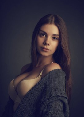 Bir sutyen poz iri göğüslü esmer