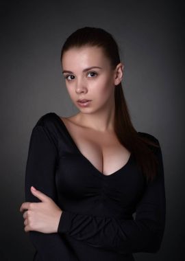 Stüdyoda poz büyük bir yaka bir kızla