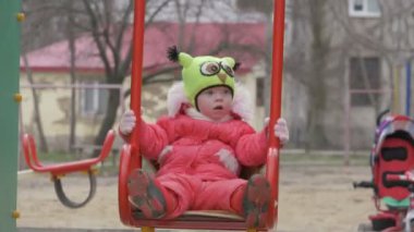 Küçük kız salıncakta sürme