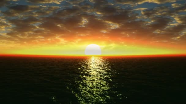 Beau coucher de soleil sur la mer et les nuages 