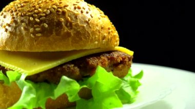 Hamburger yakın bir plaka üzerinde çekim