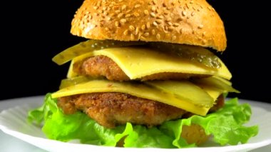 Bir plaka üzerinde bir çift sandviç et ve peynir ile döner