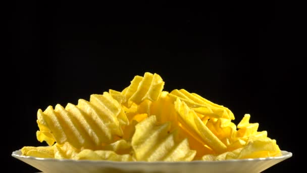 美味的薯片在盘子上旋转 — 图库视频影像