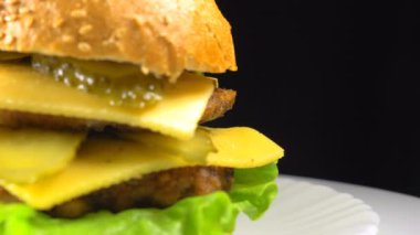 Hamburger yakın bir plaka üzerinde çekim