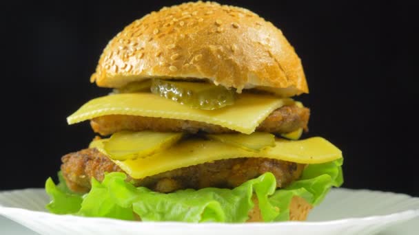 Sándwich Doble Con Carne Queso Gira Plato — Vídeo de stock