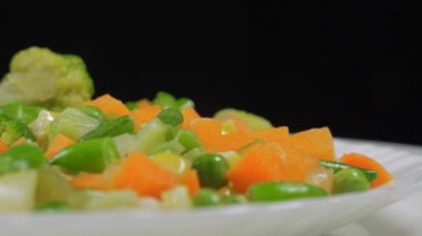 Bir tabakta sebze salatası closeup döner