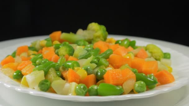 Πιάτο Μια Σαλάτα Από Καρότα Λάχανο Και Μπιζέλια — Αρχείο Βίντεο