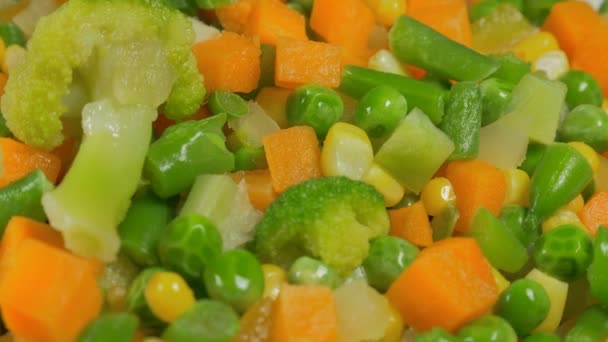 Tiefkühlgemüse Salat Auf Dem Teller — Stockvideo