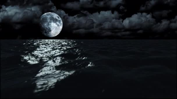 暗い海と雲の上の夜の風景月の光 — ストック動画
