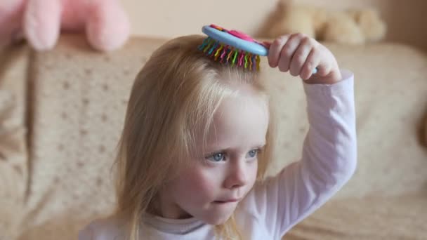 Niña Rubia Peinándose Pelo — Vídeo de stock