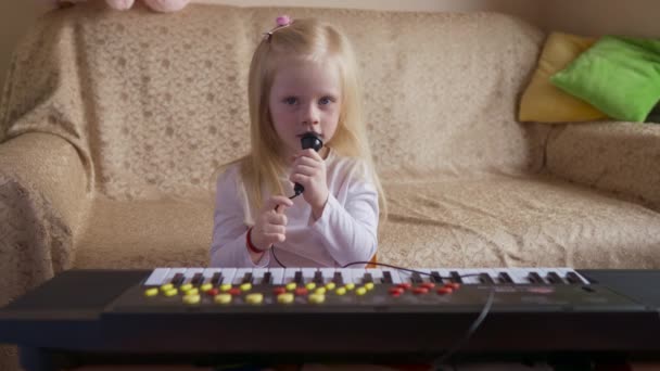 Μικρή Ξανθιά Τραγουδάει Καραόκε Στο Σπίτι — Αρχείο Βίντεο