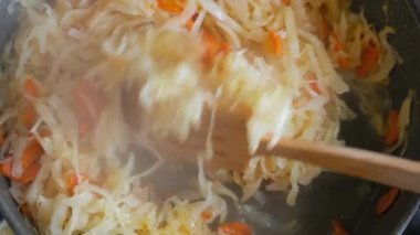 Ukrayna ulusal borsch yemeği için haşlanmış lahana.