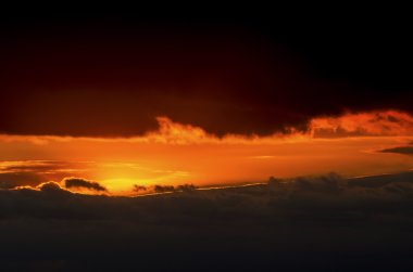 Dramatik bulutlarla güzel gün batımı