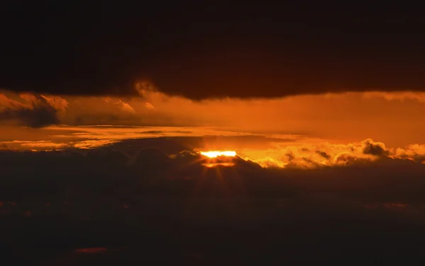 劇的な雲に包まれた美しい夕日 — ストック写真
