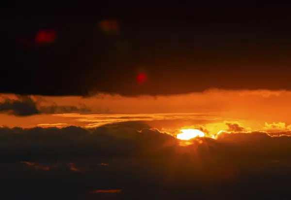 Piękny zachód słońca z dramatycznymi chmurami — Zdjęcie stockowe